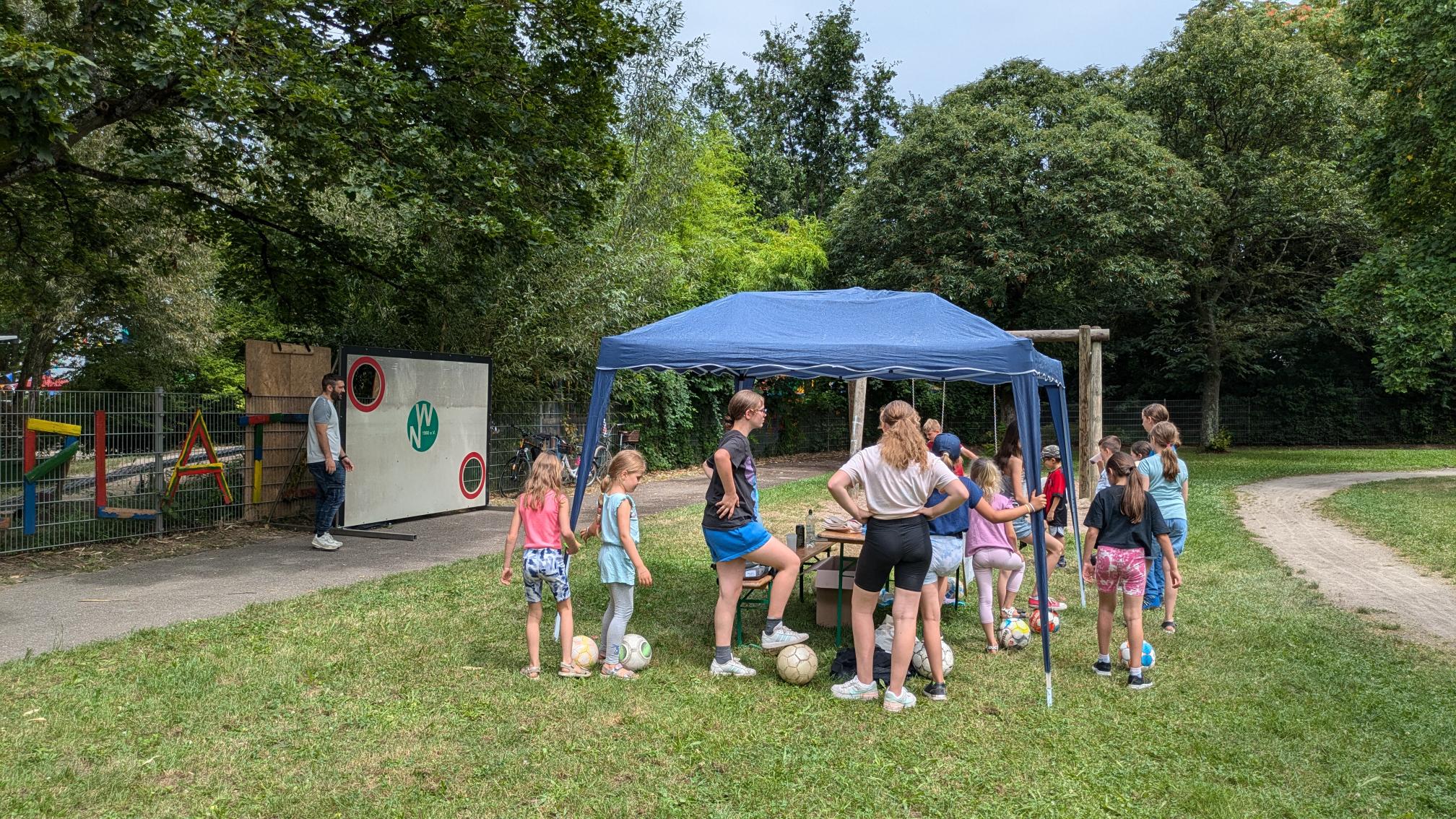 SVN-Torwand und Vereinsstand auf dem Aktivspielplatz, Juli 2024.