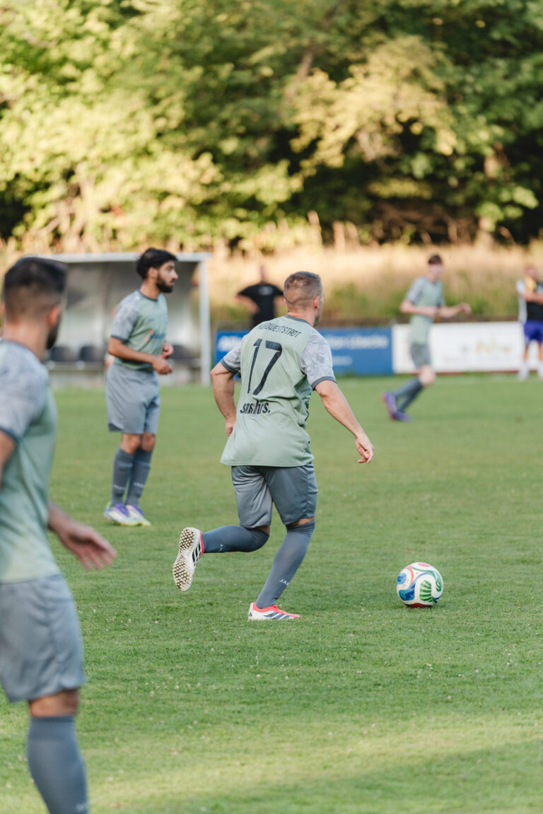 Spieler der SpG Nordweststadt stehen beim Freundschaftsspiel auf dem Platz.