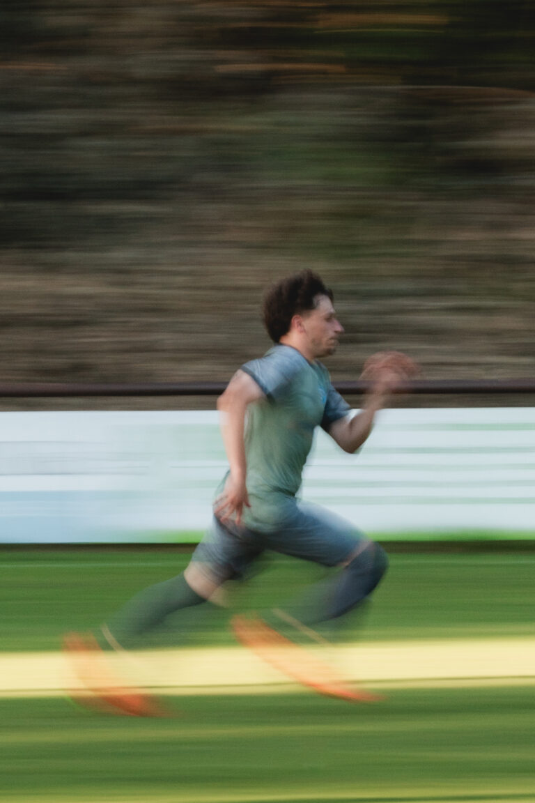 Ein Spieler der SpG Nordweststadt läuft über den Platz.