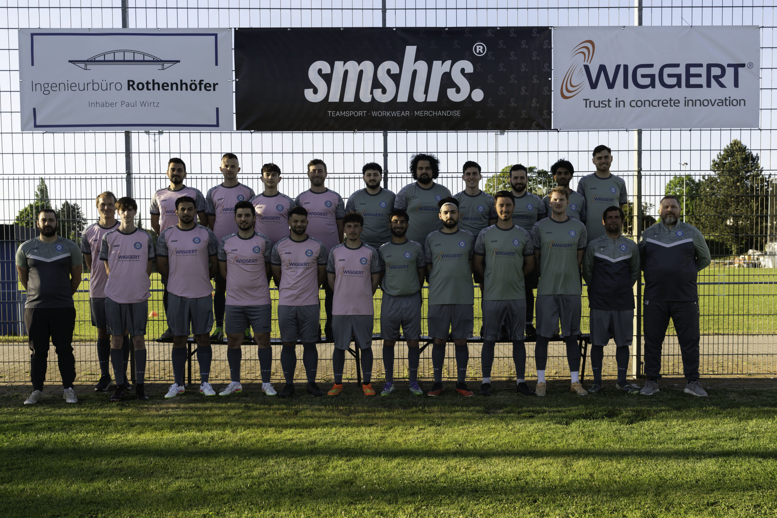 Mannschaftsaufnahme aus der SVN-Fotogalerie: Spieler und Betreuer stehen nebeneinander auf dem Fußballplatz.