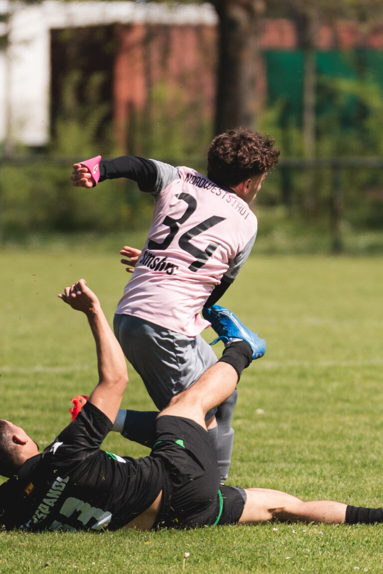 Zweikampf zwischen Spielern des FC Espanol 2 und der SpG Nordweststadt 2.