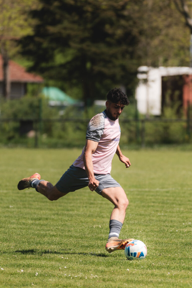 Ein Spieler der SpG Nordweststadt 2 spielt den Ball mit dem rechten Fuß.