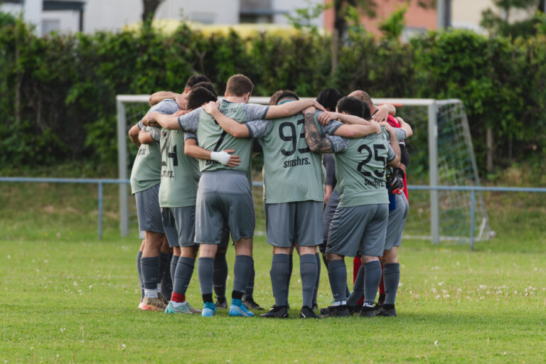 Spieler der SpG Nordweststadt 2 stehen vor dem Spiel gemeinsam im Mannschaftskreis.